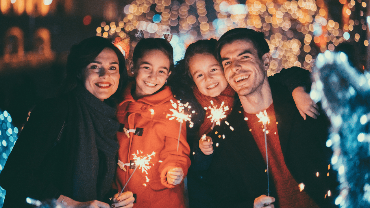 Familia recibiendo el año nuevo