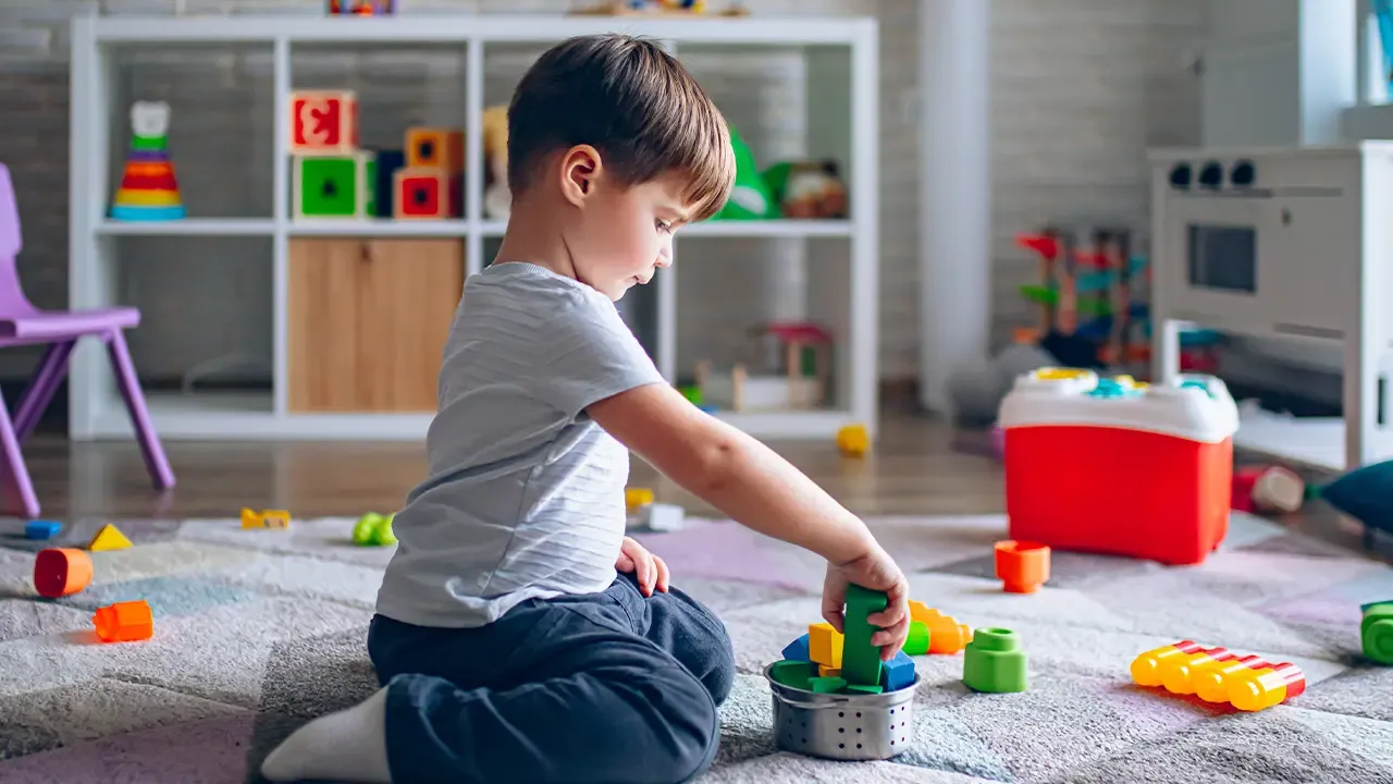 En la foto: Niño jugando