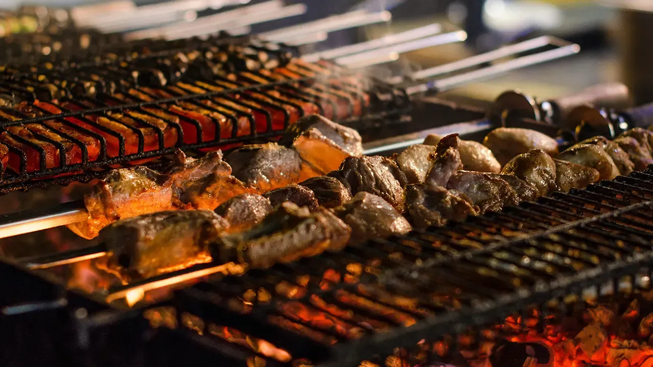 En la foto: Asador con carne