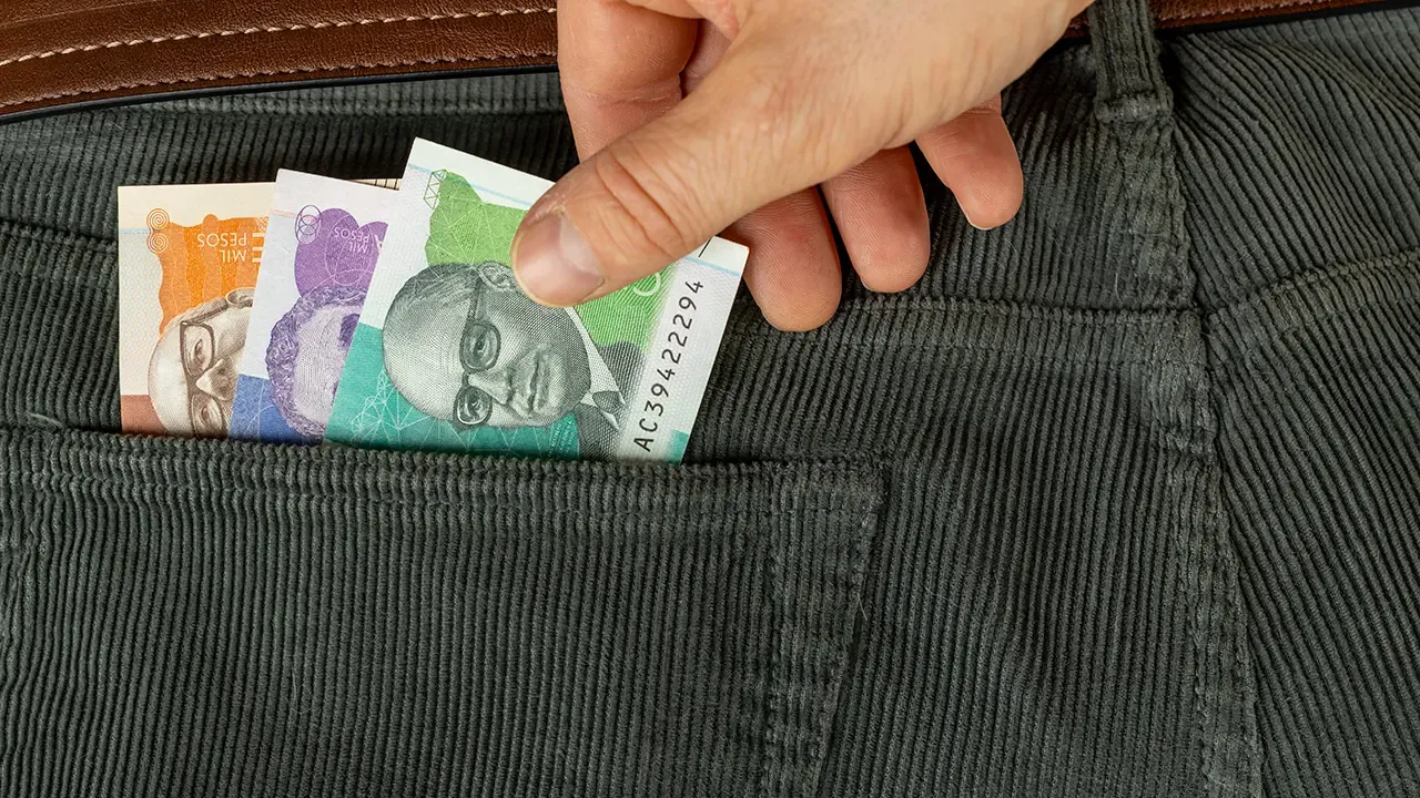 En la foto: Bolsillo con billetes