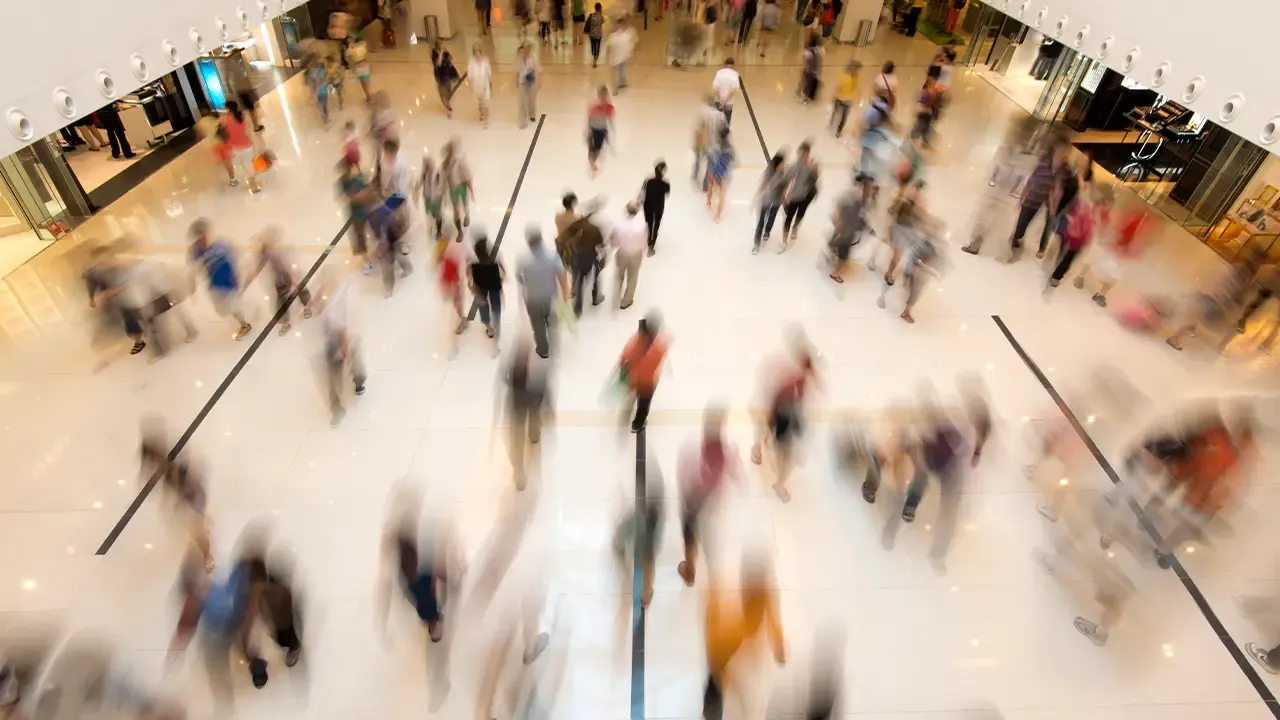En la foto: Personas en centro comercial