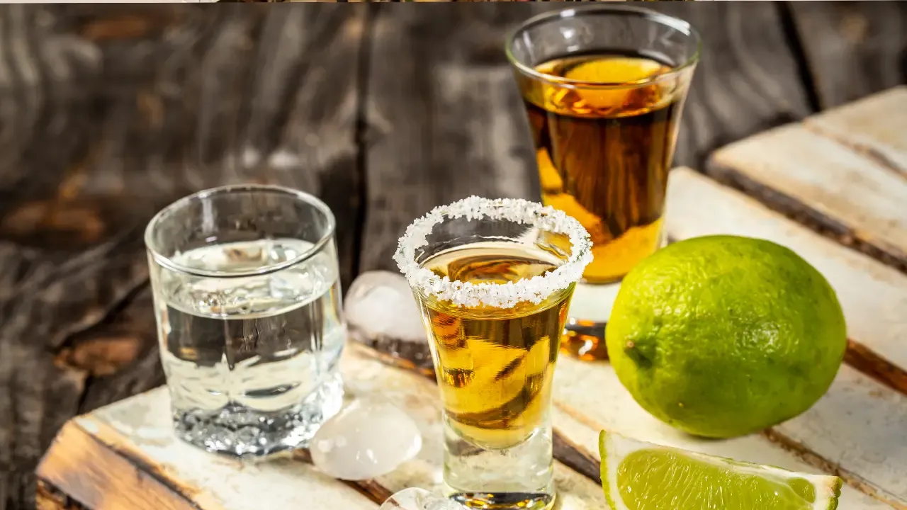 En la foto: Mesa con licor