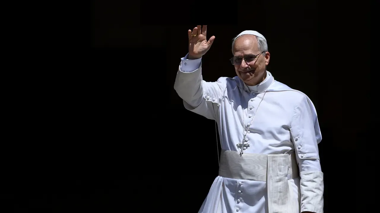 En la foto: Papa Leon XIV en fondo oscuro