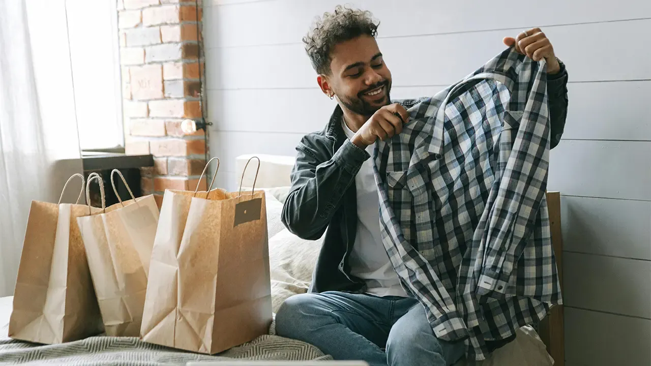 En la foto: Hombre joven con ropa nueva