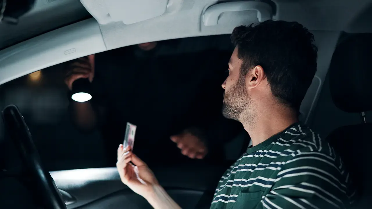 En la foto: Conductor entregando documentos a policia