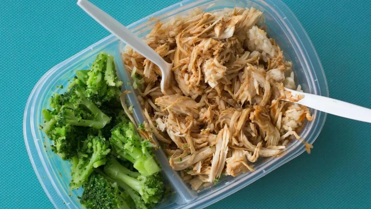 En la foto: Porta comidas con brocolí y pollo