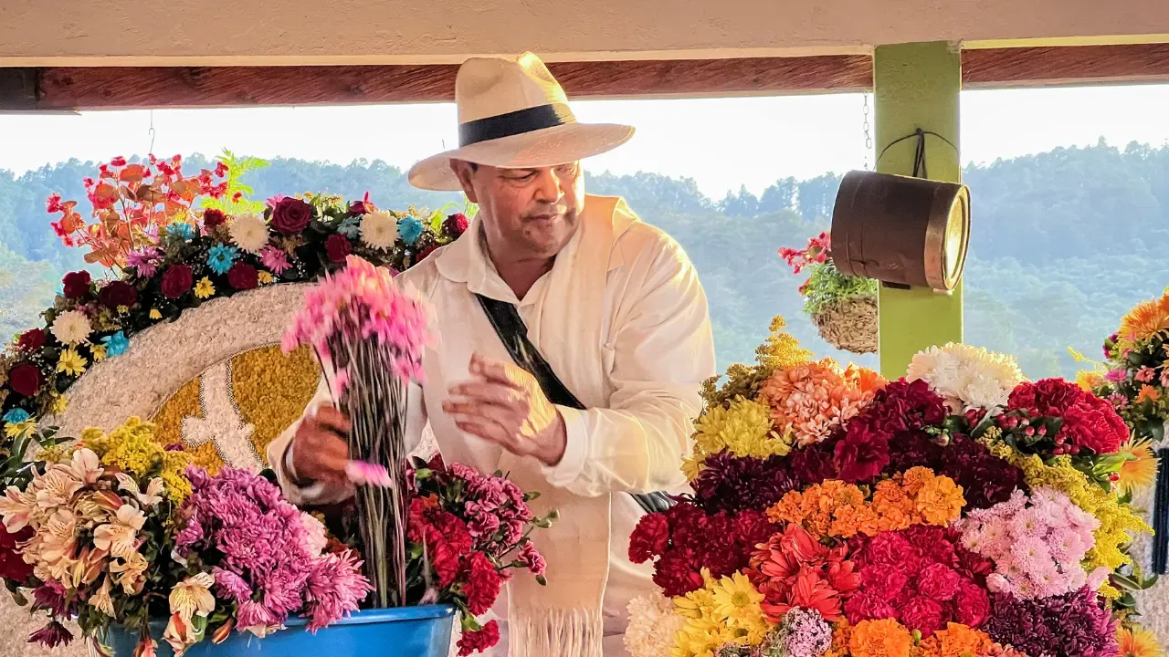 En la foto: Campesino de Medellín armando silleta