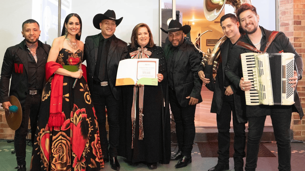 Banda La MB con la embajadora de México en Colombia.