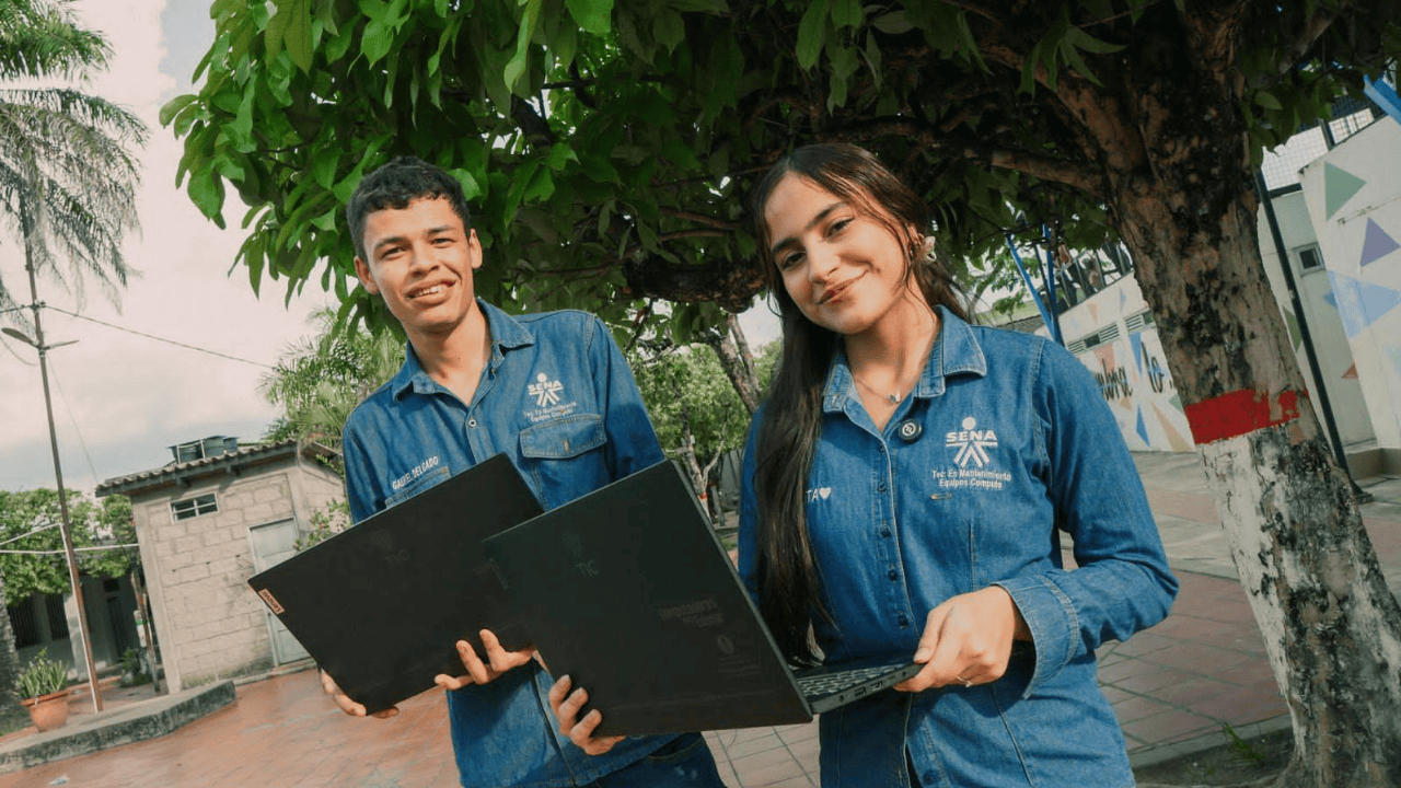 Estudiantes del Sena beneficiarios de equipos de MinTIC