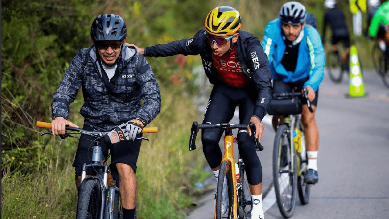 Egan Bernal y ciclistas aficionados