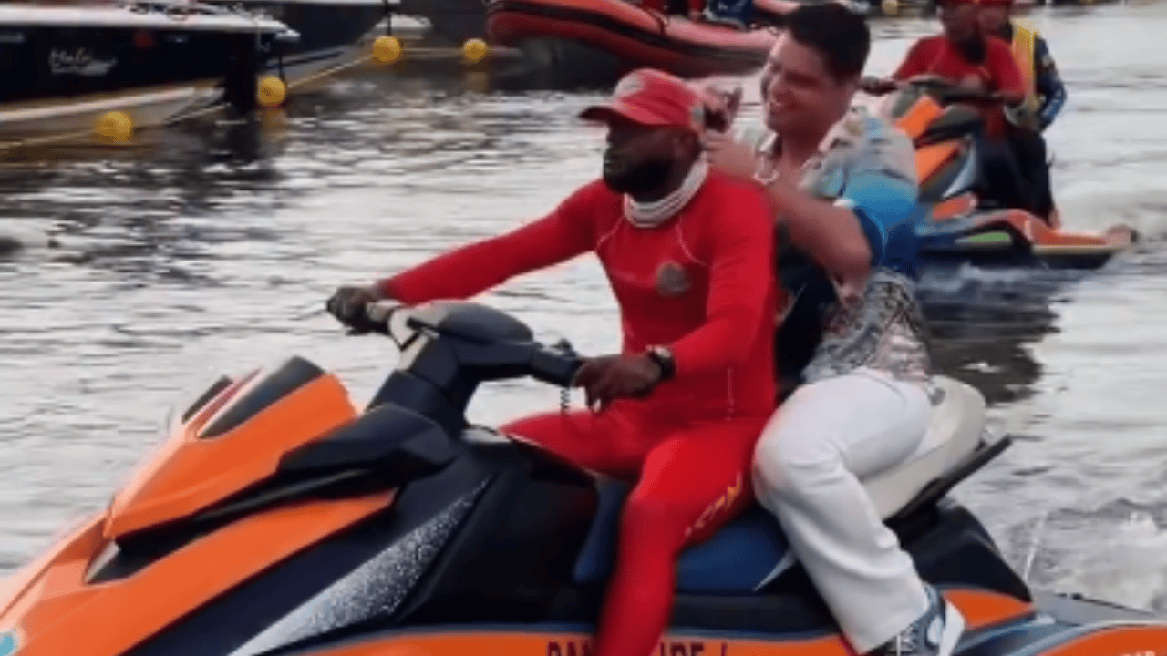 Elder Dayán Díaz en una moto acuática