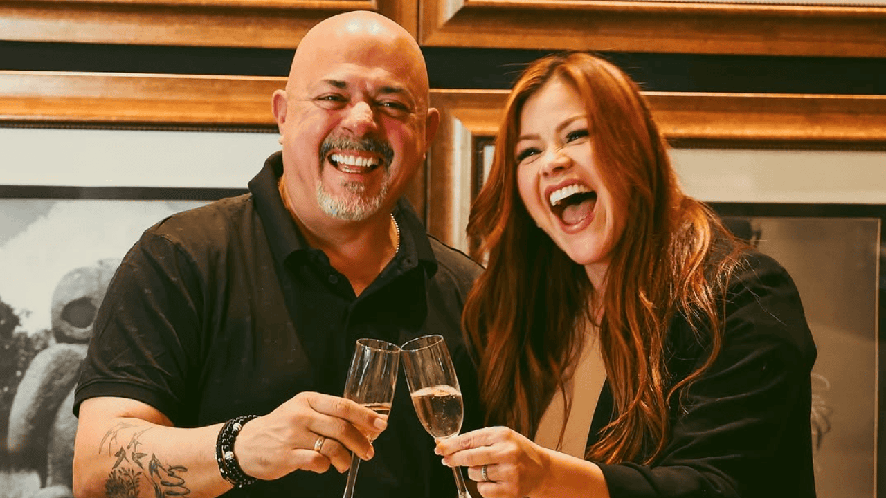 Rafael Mejía y Francy el día que firmaron su contrato de representación.