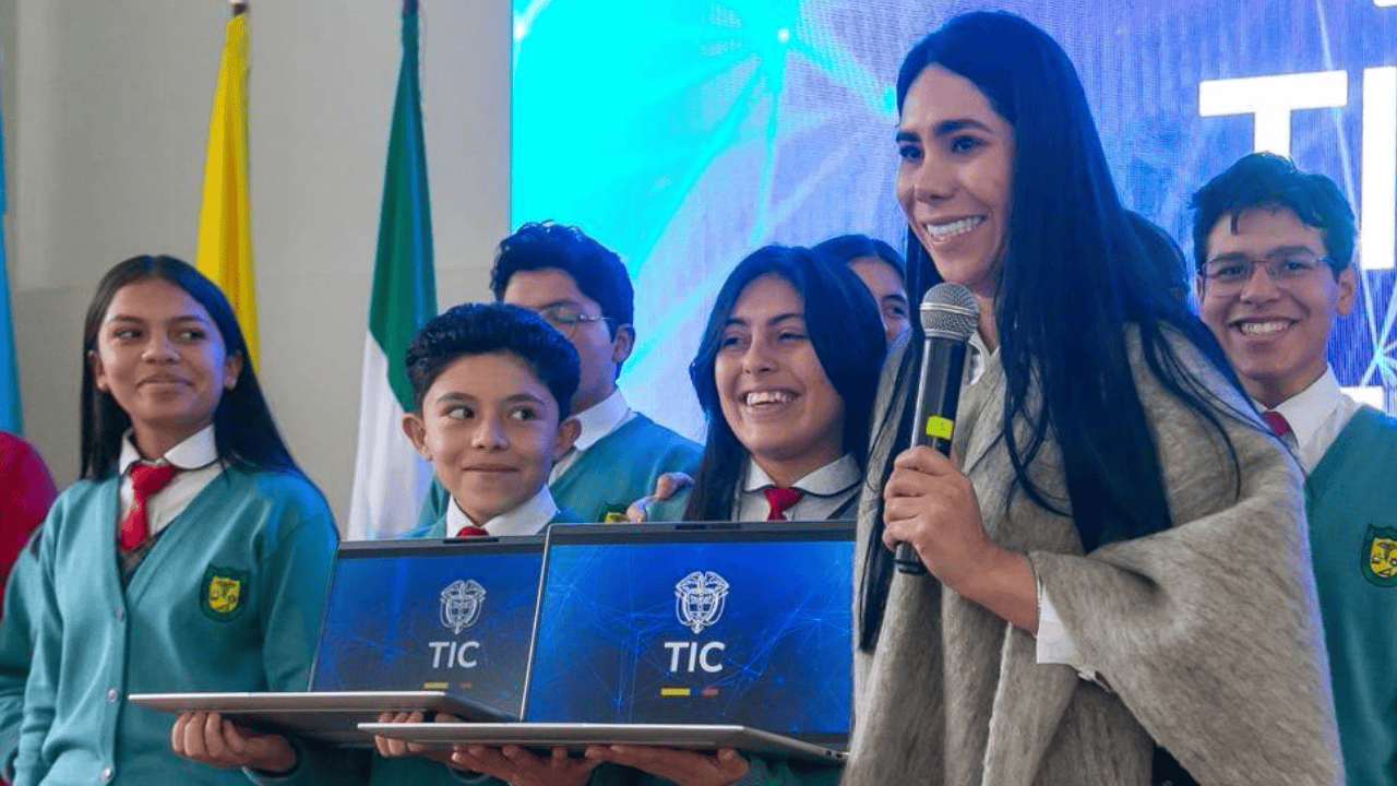 Entrega de dotación a colegio por MinTIC