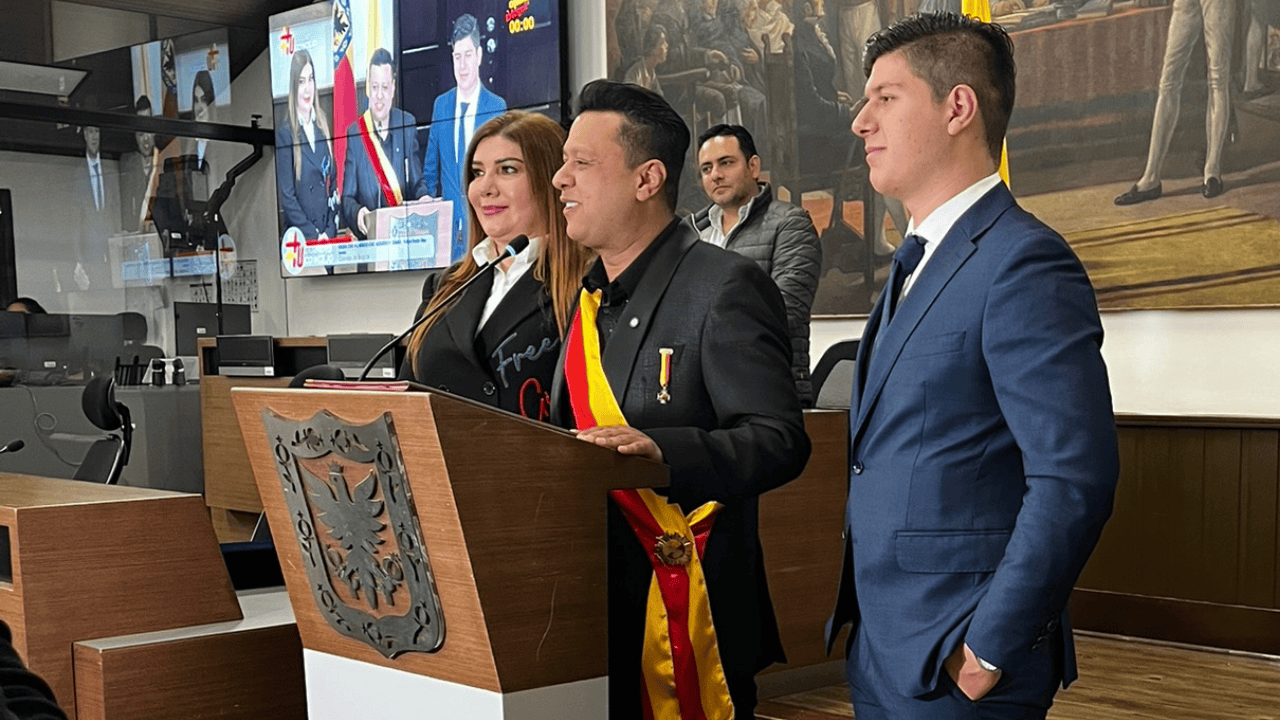 Rafael Santos, hijo de Diomedes Díaz, con su esposa e hijo.