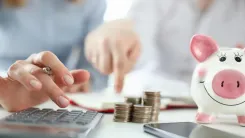 En la foto: Persona contando dinero