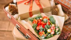 En la foto: Maleta con regalos