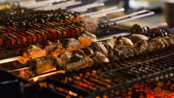 En la foto: Asador con carne