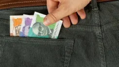 En la foto: Bolsillo con billetes