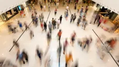 En la foto: Personas en centro comercial