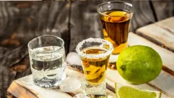 En la foto: Mesa con licor