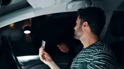 En la foto: Conductor entregando documentos a policia