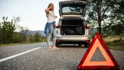 En la foto: Mujer con carro averiado en la via