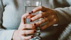 En la foto: Mujer con un vaso de agua