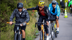 Egan Bernal y ciclistas aficionados