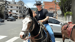 Luis Alfonso, cantante colombiano, a bordo de un caballo