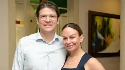 miguel uribe y su esposa.webp