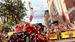 En la foto: carro jeep con persona sobre el