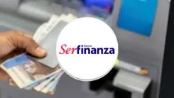En la foto: Hombre con dinero en la mano con cajero