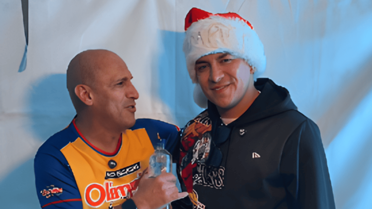 Kike Gallego, director de Olímpica Stereo Pereira, con Yeison Jiménez